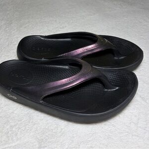 OOFOS OOlala Black and Iridescent Purple‎ Sandals Sz 8